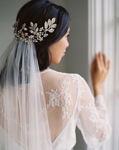 Veil with detailed hair clip